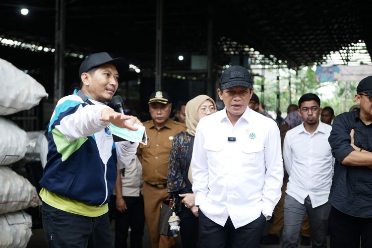 Menteri Lingkungan Hidup, Hanif Faisol Nurofiq melakukan kunjungan ke fasilitas pemulihan material Waste4Change di Bekasi, Jawa Barat pada 14 Januari 2025.

