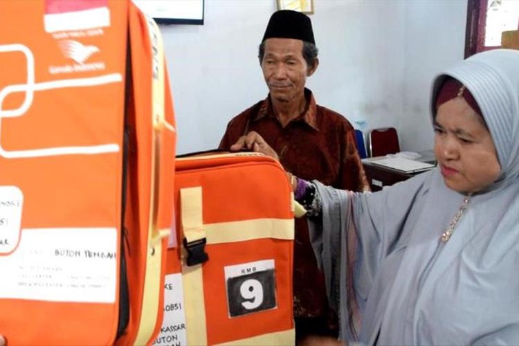 Setelah menabung sekitar 30 tahun, seorang petani rumput laut di Kabupaten Buton Tengah, Sulawesi Tenggara, La Baua (69), akhirnya dapat menunaikan ibadah haji di tahun ini. La Baua bersama Istrinya, Maria, mengambil koper haji di Kantor Kementrian Agama Buton Tengah, Selasa (9/7/2019) siang. 