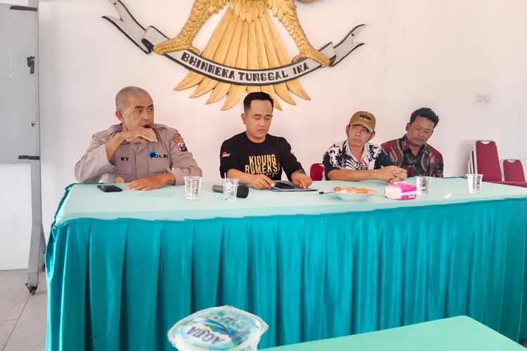 Suyanto (kedua dari kanan)  saat bertatap muka dengan pejabat kecamatan dan Kapolsek Sumoroto, Kompol Beny terkait penjarahan lima kwintal bawang merah miliknya. Namun Suyanto menolak menerima ganti rugi dari Pemkab Ponorogo.