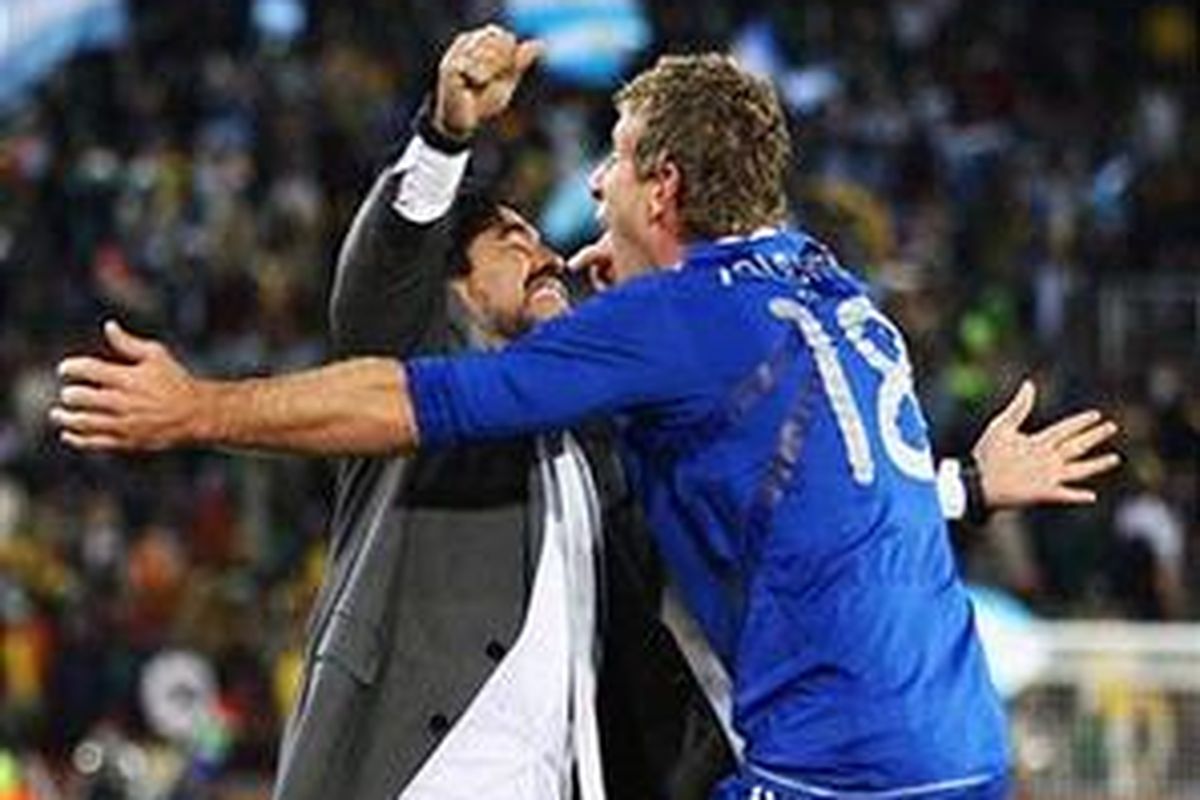 Penyerang Argentina, Martin Palermo (kanan) merayakan golnya ke gawang Yunani dalam laga penyisihan grup Piala Dunia 2010 Afrika Selatan, Selasa (22/6/2010), bersama pelatih Diego Maradona.