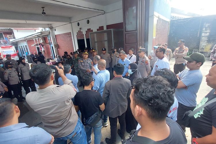 Suasana eksekusi aset bangunan di Jalan Hasanudin Salatiga Jawa Tengah