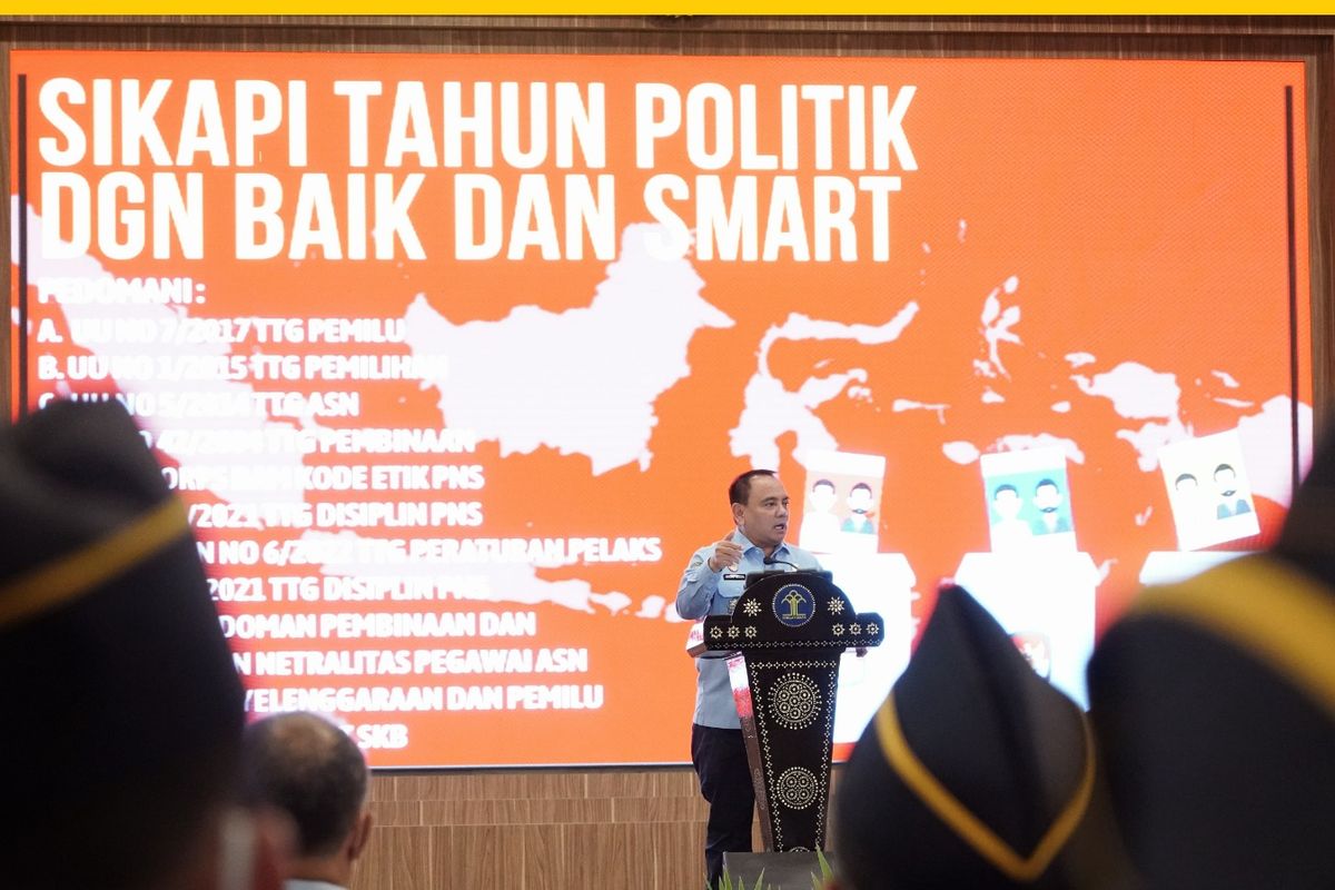 Sekretaris Jenderal (Sekjen) Kemenkumham Komisaris Jenderal (Komjen) Polisi (Pol) Andap Budhi Revianto selaku pemimpin dalam ikrar dan penandatanganan Pakta Integritas Netralitas di Kantor Kemenkumham, Senin (30/1/2023).

