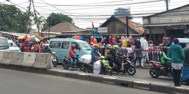 PKL berjualan di sekitaran Stasiun Tanah Abang, Jakarta Pusat, Rabu (18/10/2017).