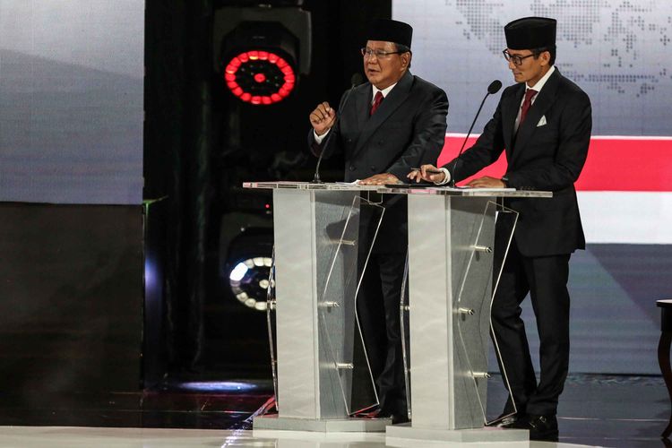 Pasangan nomor urut 02 Prabowo Subianto dan Sandiaga Uno mengikuti debat kelima Pilpres 2019 di Hotel Sultan, Jakarta, Sabtu (13/4/2019). Debat kelima tersebut mengangkat tema Ekonomi dan Kesejahteraan Sosial, Keuangan dan Investasi serta Perdagangan dan Industri.