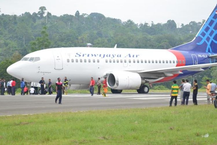 Maskapai Sriwijaya Air, Boeing 737 Seri 500, yang gagal diterbangkan, setelah alami gangguang teknis pada sistem hidrolik ban bagian depan di Bandar Udara Rendani Manokwari, Senin (9/9/2013).