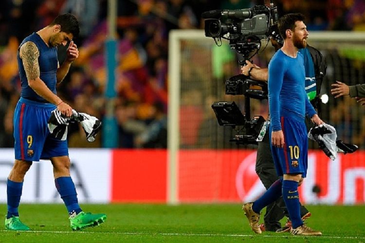 Luis Suarez dan Lionel Messi tampak kecewa setelah Barcelona ditahan imbang Juventus di Stadion Camp Nou sehingga gagal melangkah ke semifinal Liga Champions, Rabu (19/4/2017). 