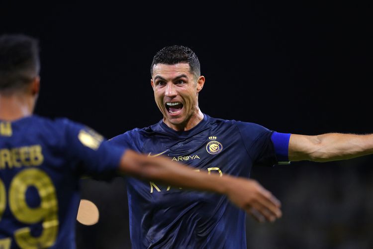 Penyerang Al-Nassr asal Portugal Cristiano Ronaldo (kanan) merayakan gol bersama gelandang Abdulrahman Ghareeb setelah mencetak gol dalam pertandingan sepak bola Liga Pro Saudi antara Al-Nassr vs Al-Hazem di King Abdullah Sports City di Buraidah, pada 2 September 2023. Terkini, Cristiano Ronaldo tidak masuk daftar nomine Ballon d'Or 2023. 