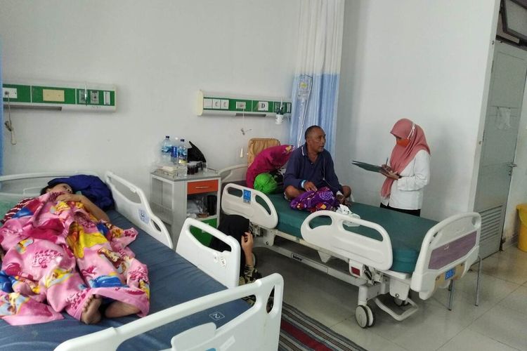 Petugas dari Dinkes Nganjuk Fitri (berbaju putih) mendata pasien yang dirawat di RSUD Kertosono, Rabu (27/10/2021). Pasien yang didata tersebut diduga mengalami keracunan makanan acara hajatan di Desa Banaran, Kertosono.
