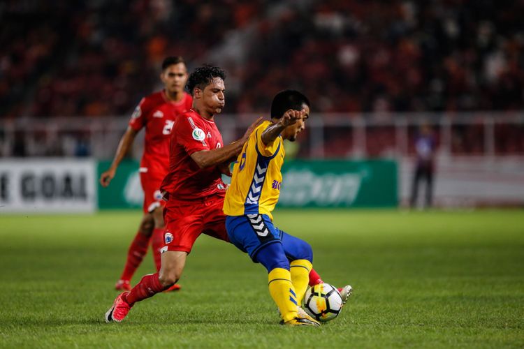 Pemain Persija Jakarta Addison Alves berebut bola dengan pemain Tampines Rovers pada laga kedua Grup H Piala AFC di Stadion Utama Gelora Bung Karno, Jakarta, Rabu (28/2/2018). Persija menang telak dengan skor 4-1.