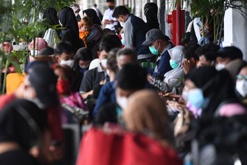 Stasiun Pasar Senen Diserbu Pemudik