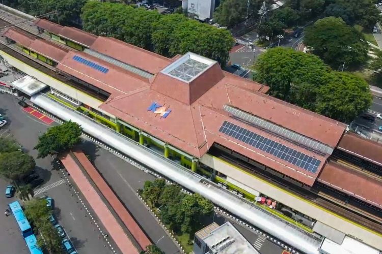  PT Kereta Api Indonesia (Persero) meresmikan penggunaan Pembangkit Listrik Tenaga Surya (PLTS) atau solar panel di 40 stasiun dan 2 balai yasa di Balai Yasa Manggarai, Jakarta Selatan, Kamis (28/12/2023).