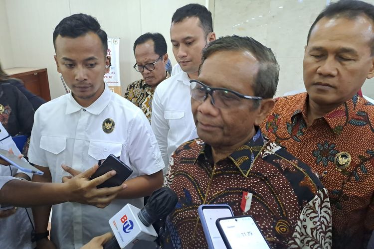 Menteri Koordinator Bidang Politik, Hukum, dan Keamanan (Menko Polhukam) Mahfud MD saat ditemui di Gedung DPR, Senayan, Jakarta Pusat, Senin (5/6/2023). 
