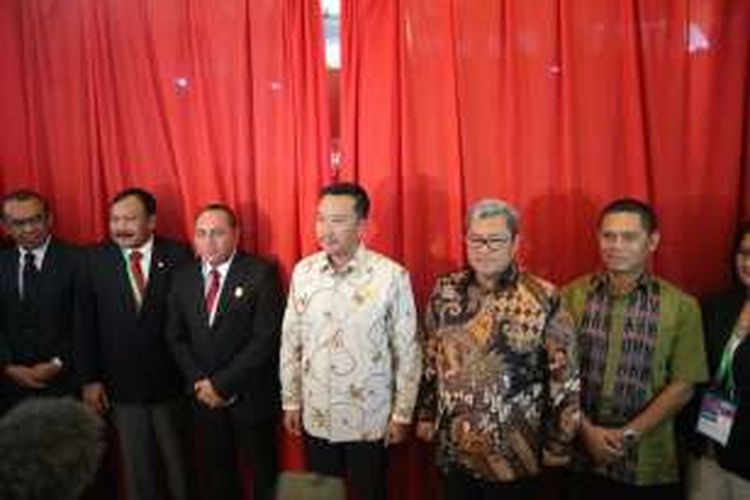 Menpora Imam Nahrawi dan Gubernur Jawa Barat, Ahmad Heryawan, menemani Ketua Umum PSSI, Edy Rahmayadi, di Kongres PSSI, di Hotel Aryaduta, Bandung, Minggu (8/1/2016). 