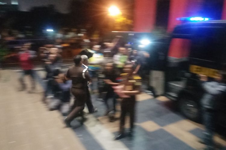 16 peternak sapi Pacitan digiring ke mobil tahanan usai pemeriksaan di Kejati Jatim 