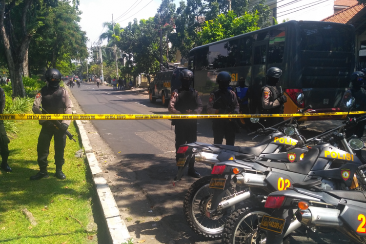 Petugas memblokade salah satu akses menuju Gereja Katolik Maria Tak Bercela di Ngagel Madya, Surabaya, Jawa Timur,  seusai teror bom, Minggu (13/5/2018). 