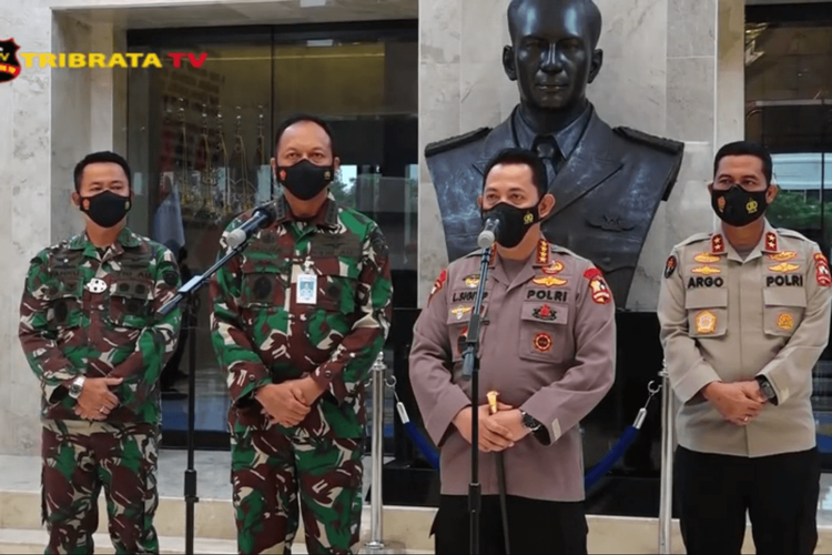 Kapolri Jenderal Listyo Sigit Prabowo bersama KSAU Marsekal TNI Fadjar Prasetyo di Mabes TNI Cilangkap, Jakarta Timur, Senin (1/2/2021).