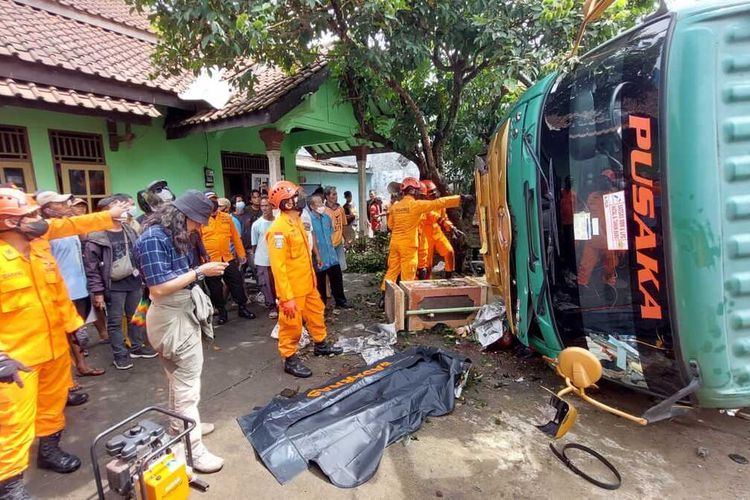 Basarnas mengevakuasi korban kecelakaan yang terjepit truk tangki di jalan raya Maos, Kabupaten Cilacap, Jawa Tengah, Senin (3/1/2022).