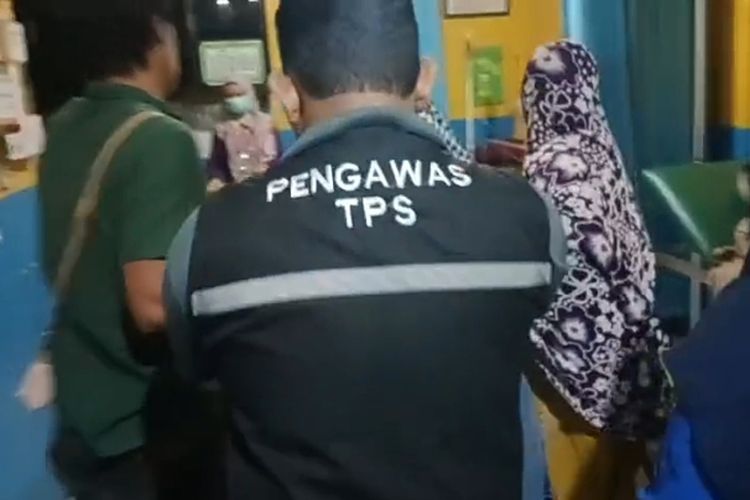 Puluhan petugas KPPS dievakuasi ke Puskesmas Pallangga, Kabupaten Gowa, Sulawesi Selatan lantaran jatuh pingsan saat sedang menghitung hasil suara Pemilu 2024. Kamis, (15/2/2024).