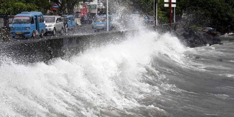 Cuaca buruk di Kota Manado memicu gelombang tinggi hingga mencapai daratan.