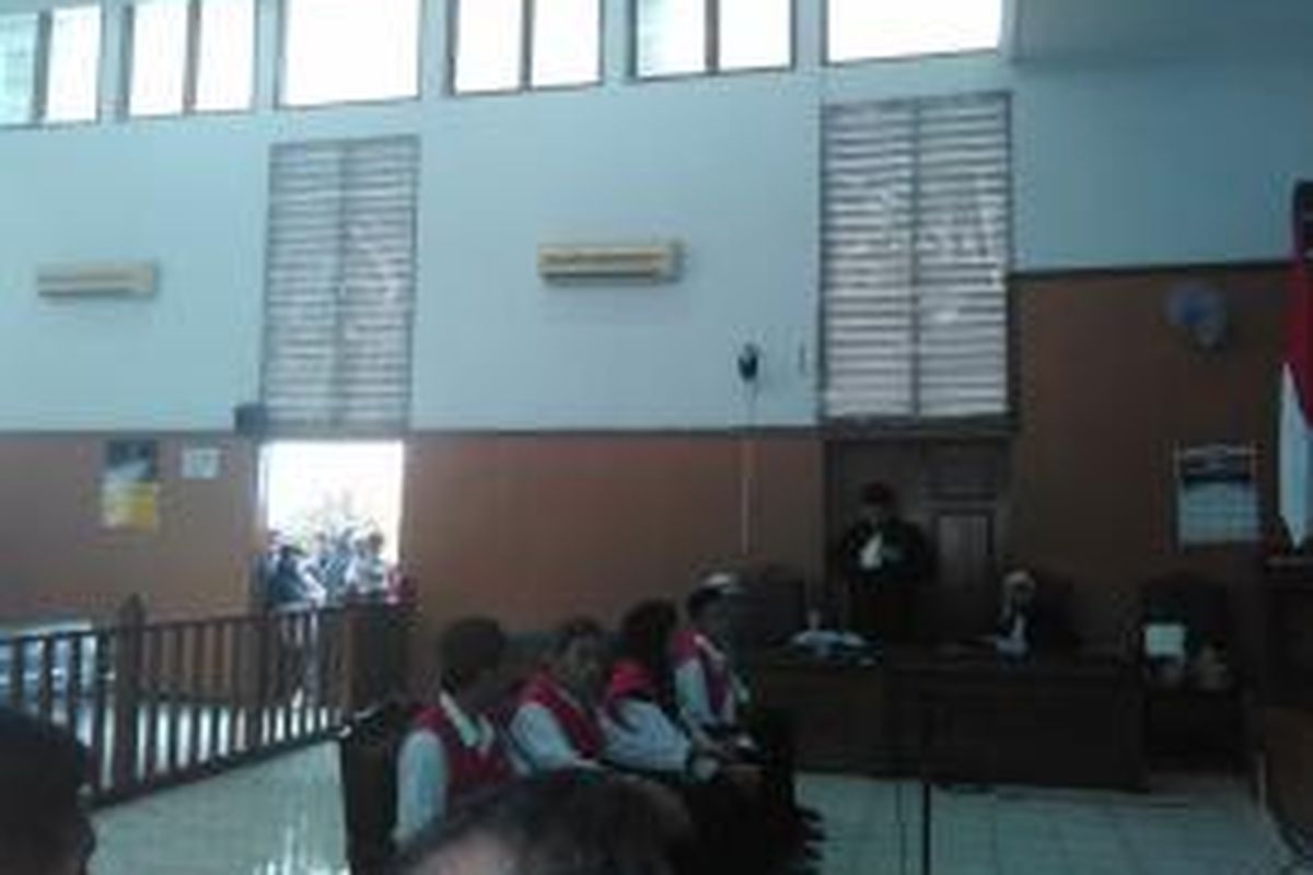 Lima terdakwa kasus kekerasan seksual di Jakarta International School (JIS) di ruang sidang Pengadilan Negeri Jakarta Selatan, Rabu (22/10/2014)