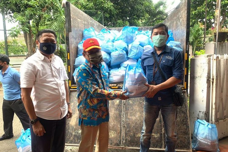 Pembaca Kompas memberikan bantuan donasi melalui Yayasan Dana Kemanusiaan Kompas (YDKK) dalam bentuk paket sembako untuk Yayasan Pejuang Kemerdekaan RI Khusus Seroja Timor Timur.