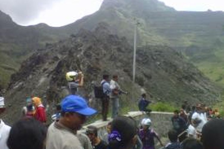 Pengunjung menikmati pemandangan Kubah Lava Gunung Kelud di Kabupaten Kediri, Jawa Timur. (dokumentasi)
