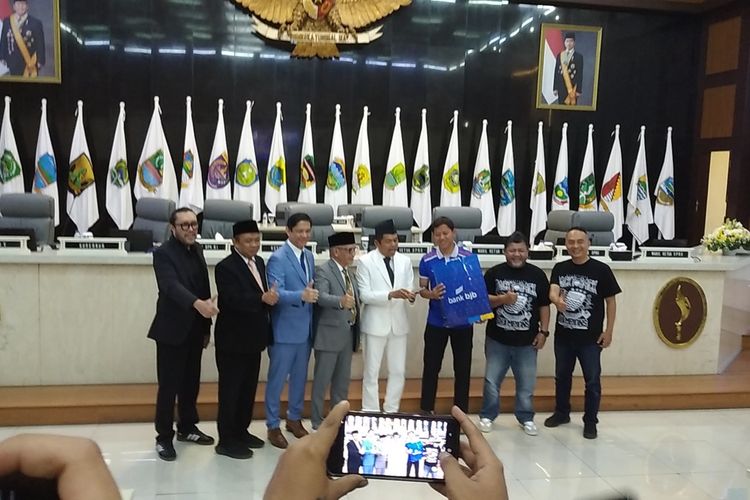 Gubernur Jabar, Dedi Mulyadi ketika memberikan bonus sebesar Rp 1 miliar dari uang pribadinya kepada perwakilan manajemen dan pemain Persib Bandung di Gedung DPRD Jabar, Jalan Diponegoro, Kota Bandung, Senin (26/5/2025).