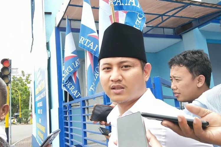 Bupati Trenggalek Mochammad Nur Arifin, ketika memberikan keterangan kepada sejumlah wartawan seusai kedatangannya ke kantor DPC Partai Demokrat Trenggalek (19/02/2020).