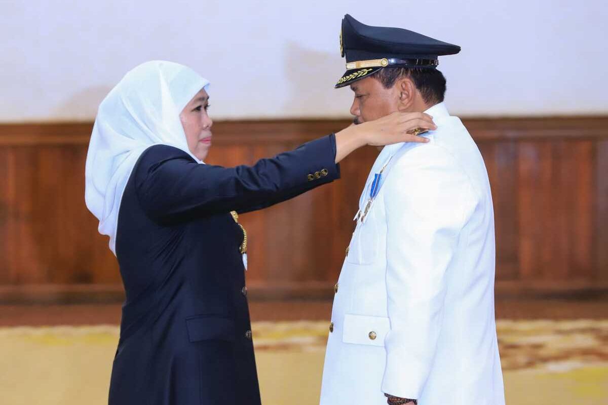 Gubernur Jatim Khofifah Indar Parawansa melantik Marhaen Djumadi sebagai Bupati Nganjuk definitif di Gedung Negara Grahadi Surabaya, Senin (10/4/2023).