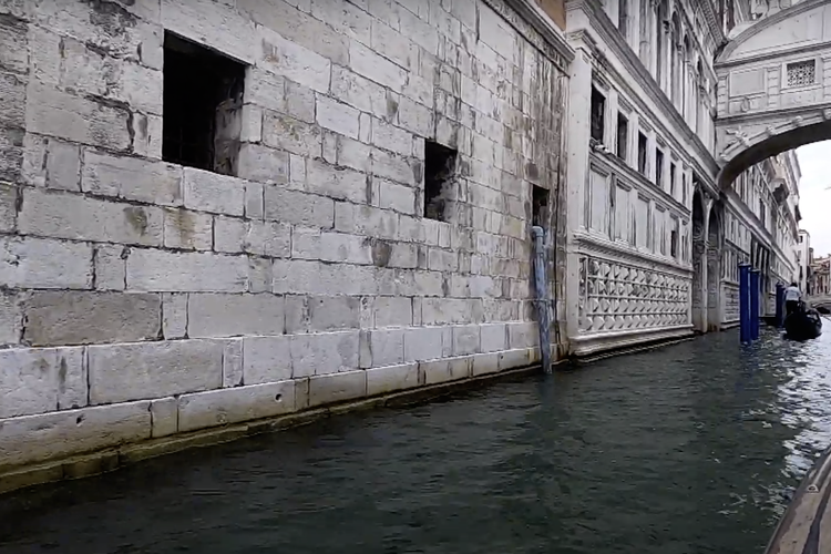 Salah satu kanal di Venezia, Italia, yang dipercaya sering menjadi penampakan arwah Hao Dong, istri pertama Marco Polo