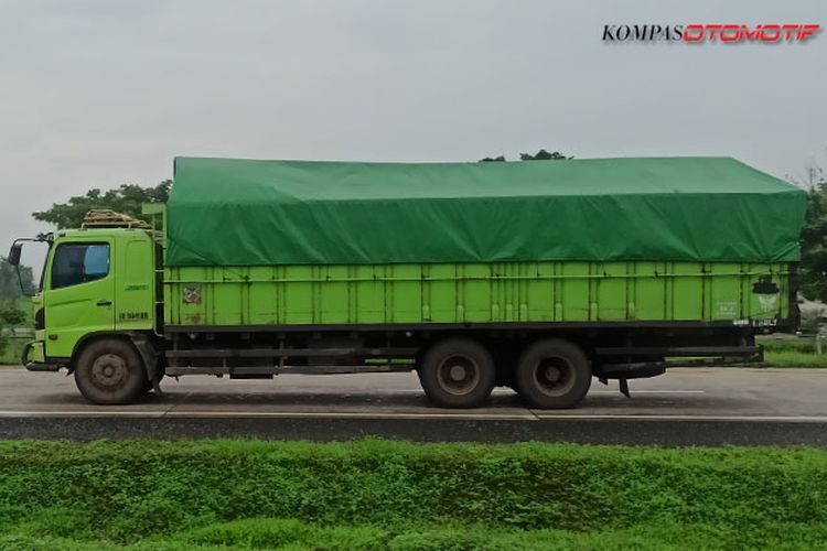 Ilustrasi truk ODOL di jalan tol