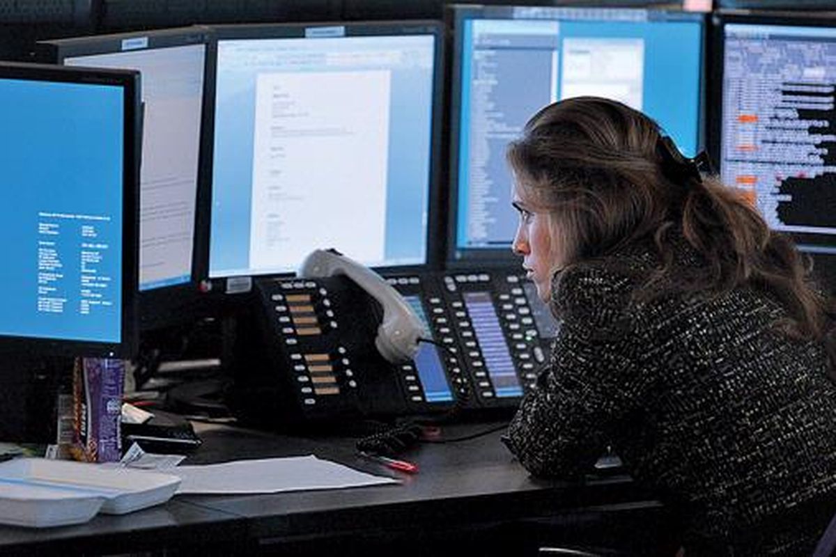 Pialang mengamati pergerakan pasar di firma BGC Partners di London, Jumat (5/8). Uni Eropa mengingatkan krisis utang menyerang jantung zona euro dan bank sentral melakukan tindakan penyelamatan, Kamis,  namun harga saham anjlok karena pasar mengkhawatirkan resesi. Bursa saham Eropa dan Amerika Serikat anjlok lebih dari 3 persen, Kamis, setelah pernyataan Bank Sentral Eropa dan Presiden Komisi Eropa Jose Manuel Barroso berkata, Kita tak lagi menangani krisis hanya di wilayah pinggiran Eropa.