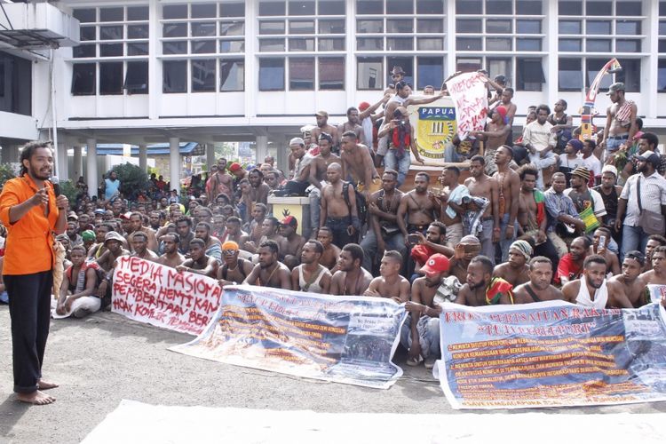Suasana demo yang di gelar di Halaman Kantor DPR Papua.