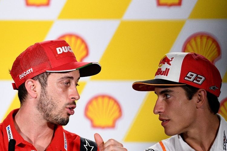 Pebalap Repsol Honda, Marc Marquez (kanan), tengah berbincang dengan rider Ducati, Andrea Dovizioso, pada sebuah sesi konferensi pers jelang MotoGP Malaysia 2019, 31 Oktober 2019.