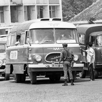 Tahun 1975 kondisi keamanan di Jakarta masih dianggap rawan. Oleh karenanya di jalanan sering terjadi razia terhadap kendaraan yang dicurigai. Terlihat sebuah bis Robur yang sangat populer saat itu, dengan nama Tavip tengah dirazia oleh beberapa petugas keamanan Kodam Jaya, Selasa, 13 Mei 1975.