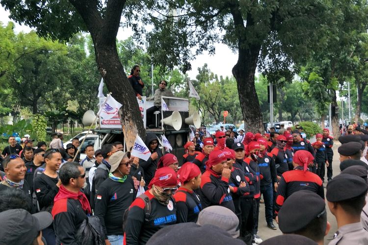 Para buruh yang tergabung dalam Konfederasi Serikat Pekerja Indonesia (KSPI) berdemo di depan Balai Kota DKI Jakarta, Rabu (30/10/2019). Mereka menuntut UMP DKI 2020 naik jadi sebesar Rp 4,6 juta.