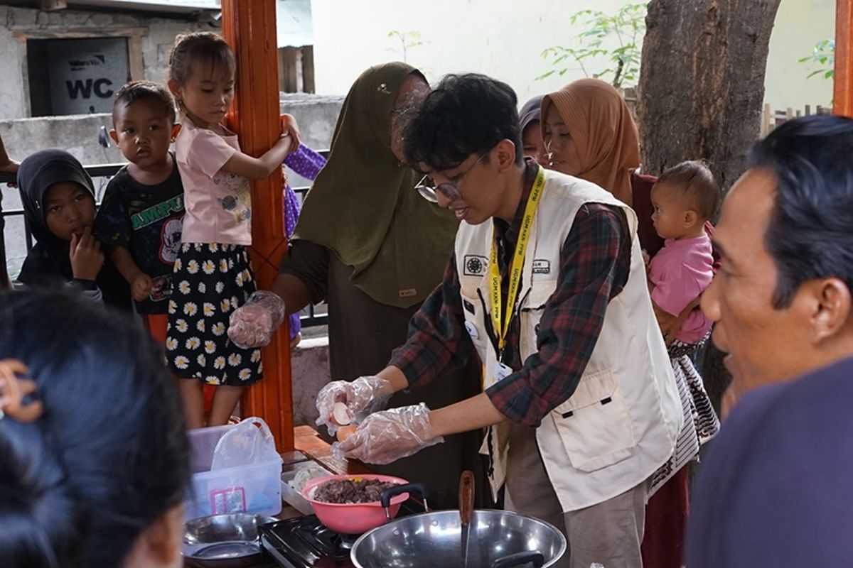 Tim KKN-PPM UGM di Desa Sugian dan Desa Labuhan Pandan, Kecamatan Sambelia, Kabupaten Lombok Timur, NTB.