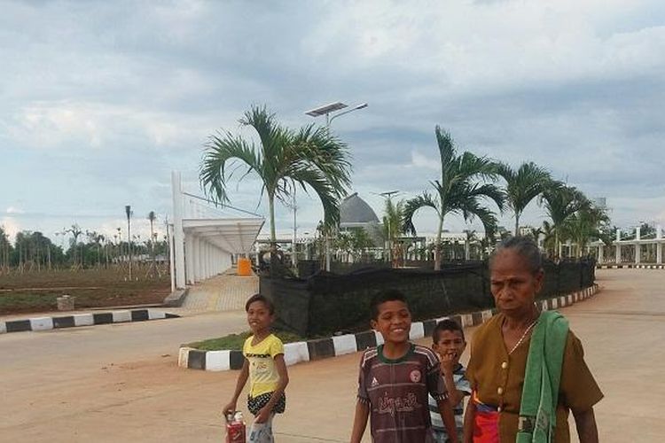Warga menggunakan jalan semen beton di sekitar areal Bangunan Pos Lintas Batas Negara (PLBN) Motaain, di Desa Silawan, Kecamatan Tasifeto Timur, Kabupaten Belu, Nusa Tenggara Timur (NTT).