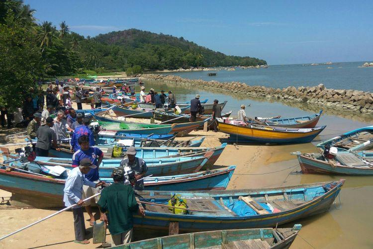 Sejumlah nelayan penerima bantuan konverter kit bahan bakar gas di pesisir pantai Singkawang, Kalimantan Barat (21/10/2018)