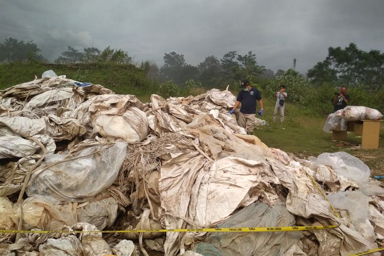 Penampakan tumpukan limbah B3  di Kampung Citaman, Desa Tamansari, Kecamatan Pangkalan, Kabupaten Karawang.
