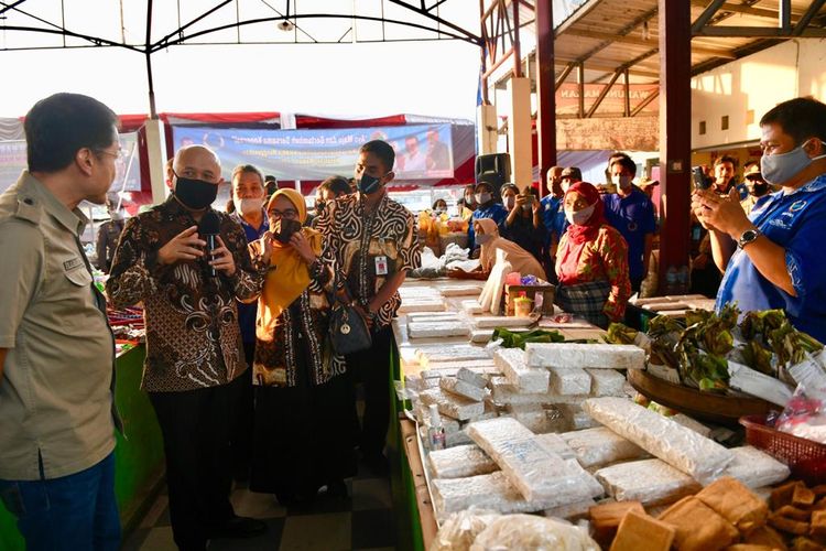 Menkop Teten saat mengunjungi Pasar Blauran, Kamis (6/8/2020).