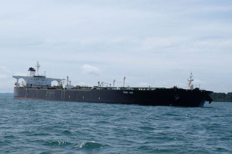 Tanker MT Young Yong berbendera Djibouti kandas di perairan dekat Pulau Takong Kecil, Batam, Kepulauan Riau, Rabu (26/10/2022).