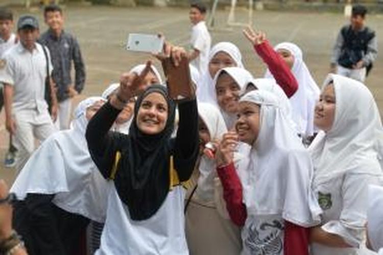 Pemain sepak bola perempuan asal Australia, Assmaah Heelal, saat melakukan soccer clinic bersama para murid di SMP Muhammadiyah 22, Pamulang, Tangerang, Senin (18/5/2015)