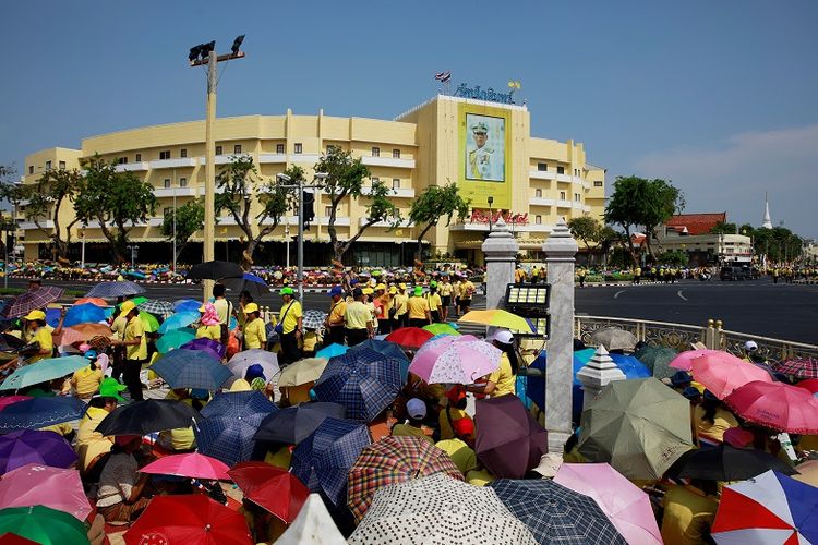 Warga menunggu prosesi penobatan hari kedua Raja Maha Vajiralongkorn di Bangkok, Thailand, Minggu (REUTERS Navesh Chitrakar)