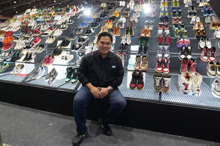 Menteri BUMN Erick Thohir mengunjungi event Urban Sneaker Society (USS) 2021 yang berlangsung di Jakarta Convention Center, Senayan, Jakarta pada Jumat (4/12/2021). 