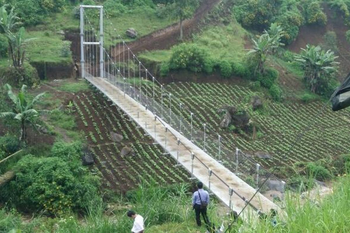 Jembatan untuk Desa-Asimetris (JUDESA), di Desa Cihawuk-Cibeureum, Kabupaten Bandung.