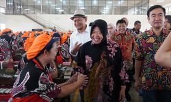 Kunjungi Pabrik Rokok di Malang, Risma Janjikan Program Kesehatan dan Pendidikan Gratis untuk Buruh 