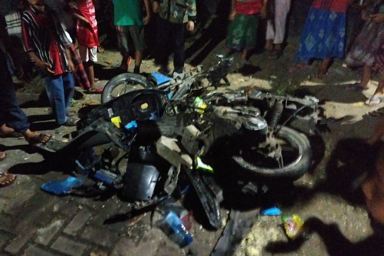 Motor pelaku percobaan pencurian di Desa Wonokerto, Kecamatan Dukun, Gresik, yang juga menjadi sasaran amuk warga, Senin (16/5/2022).