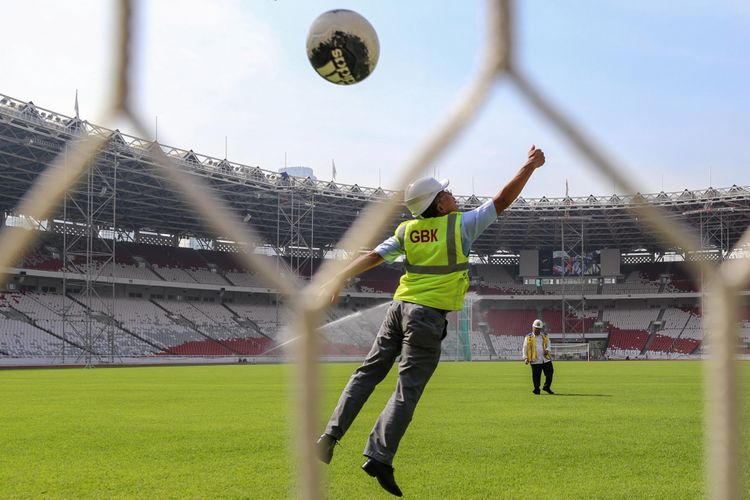 Menteri Pekerjaan Umum dan Perumahan Rakyat Basuki Hadimuljono menendang bola saat meninjau proyek renovasi Stadion Utama Gelora Bung Karno untuk Asian Games 2018 di Kompleks Gelora Bung Karno (GBK), Senayan, Jakarta Pusat, Kamis (23/11/2017). Mengutip data Kementerian Pekerjaan Umum dan Perumahan Rakyat (PUPR), hingga kini progres pembangunan secara keseluruhan telah mencapai 87,27 persen dan ditargetkan selesai bertahap hingga Desember 2017.