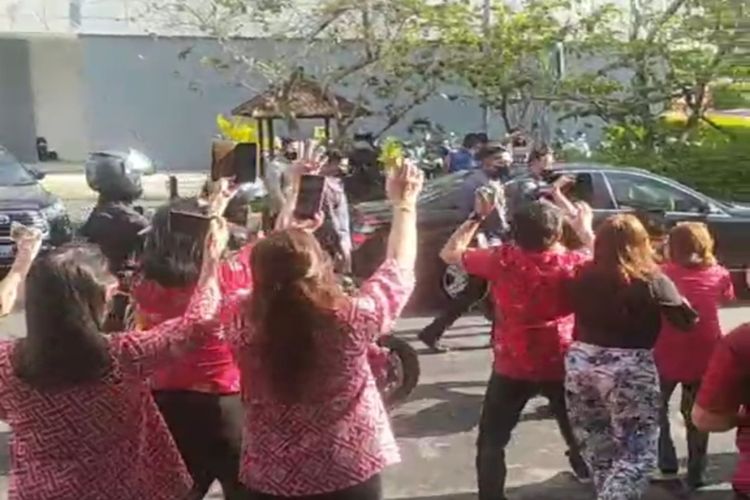 Tangkapan layar saat Presiden Jokowi keluar dari hotel langsung membagikan kaos kepada para pegawai Pemkot Manado, Kamis (19/01/2023) pagi. Para pegawai antusias menyambut Jokowi dan berusaha berebut ambil kaos yang dibagikan Jokowi.